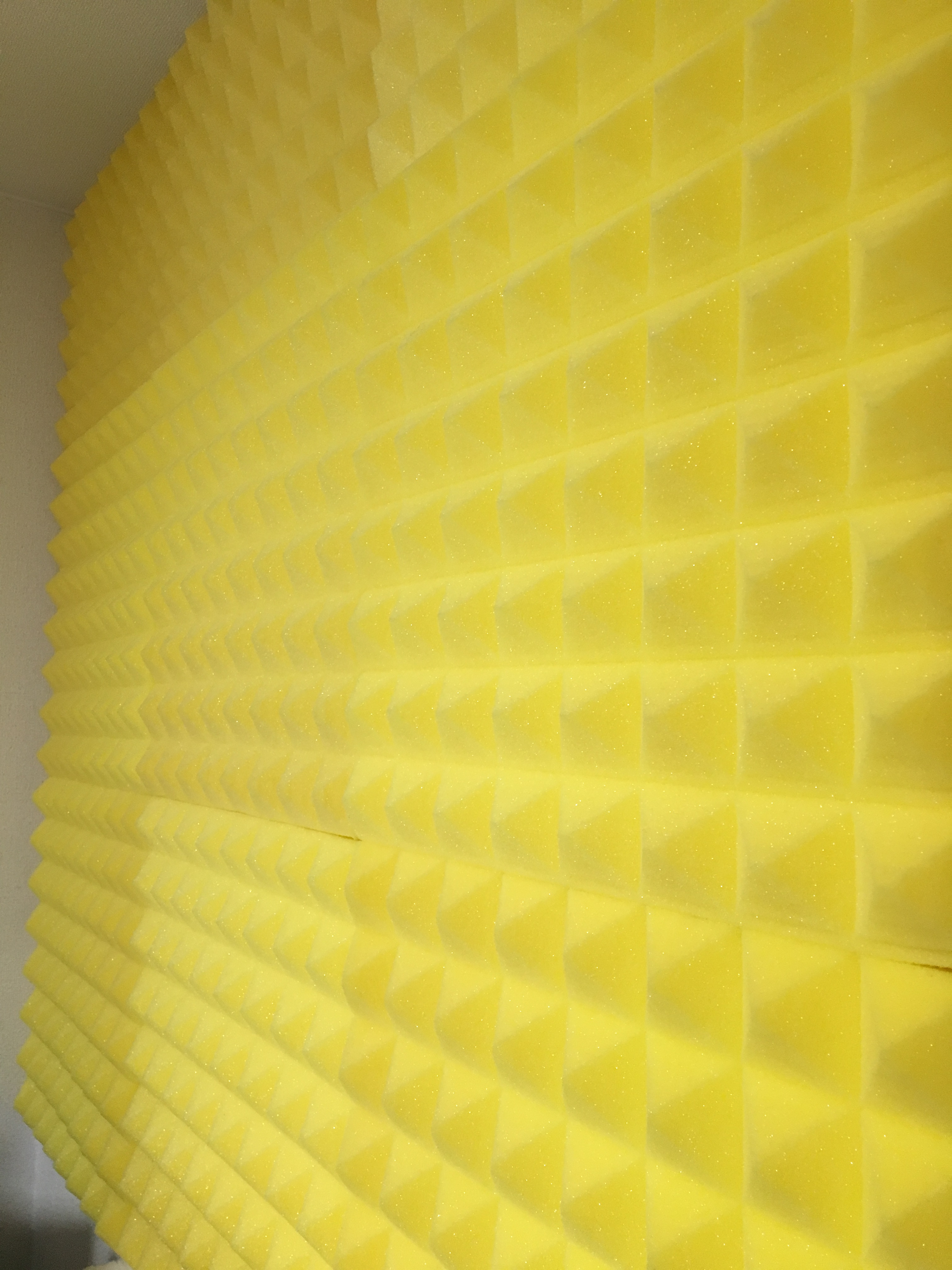 賃貸でもできる！壁にものを貼り付ける方法